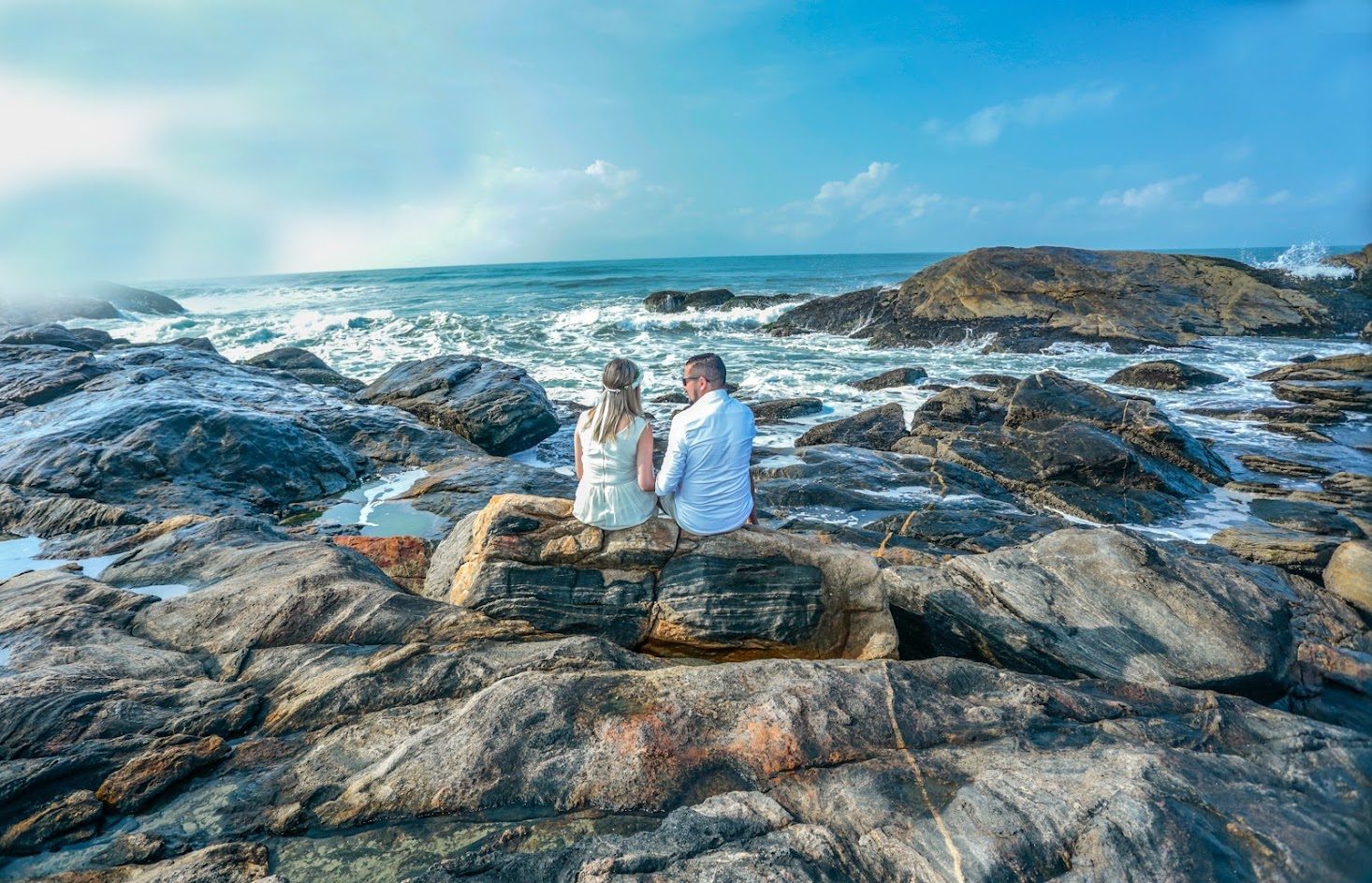 Casal à beira-mar em ensaio de casamento
