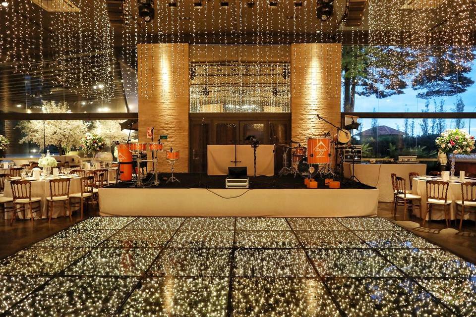 Pista de LED e palco para música ao vivo