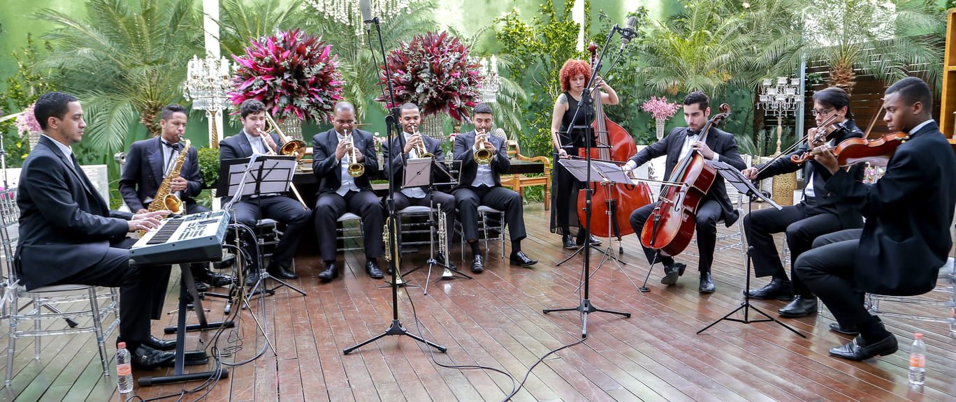 Orquestra em cerimônia ao ar livre