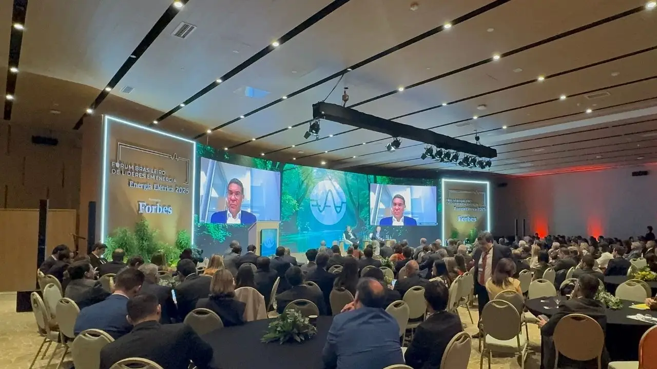 Painel de LED em fórum corporativo
