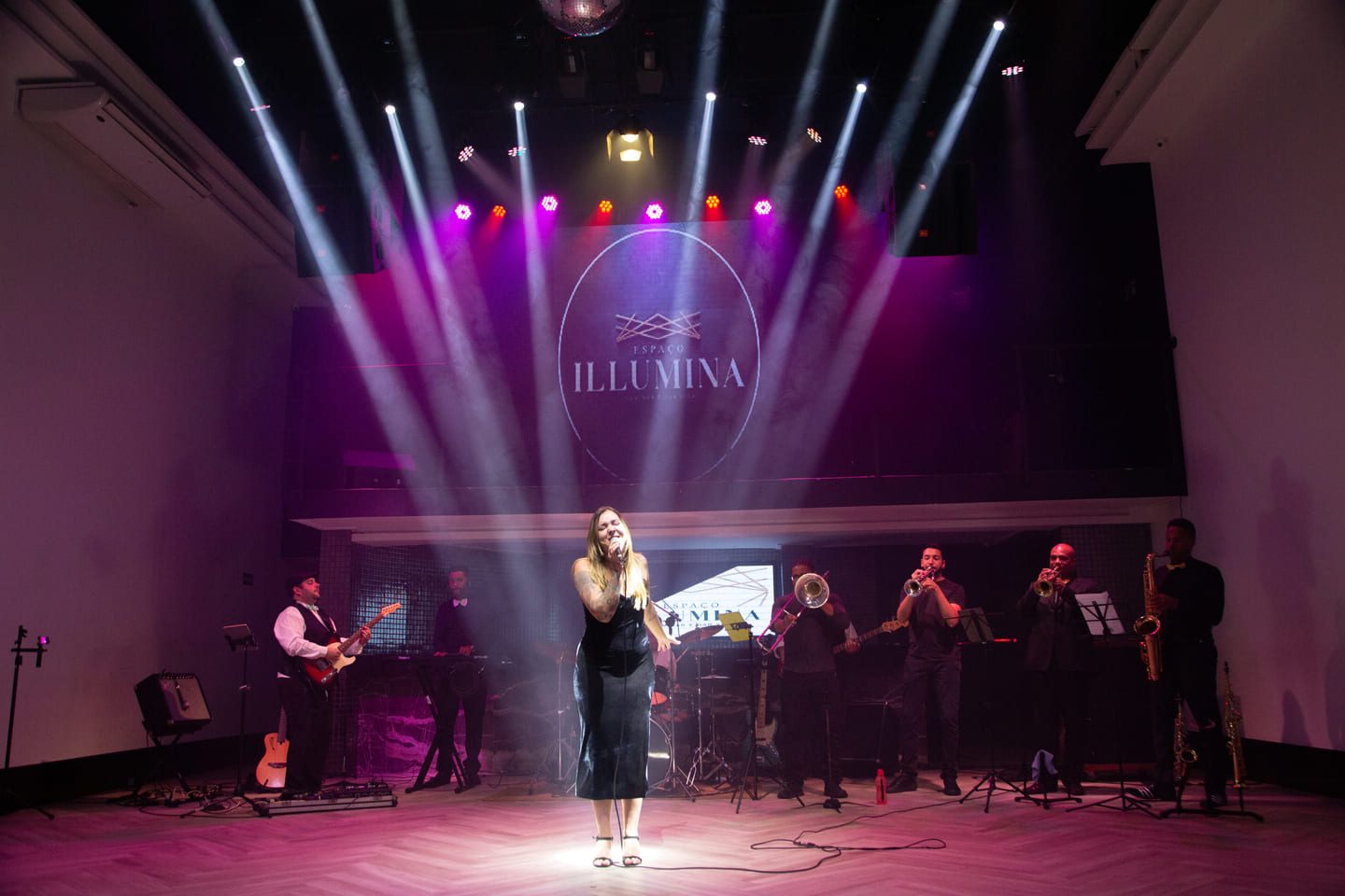 Show com banda e iluminação cênica