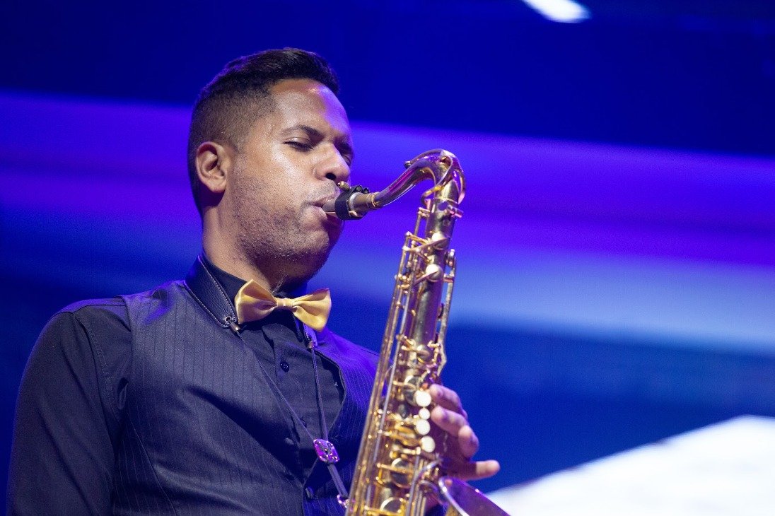 Músico de saxofone