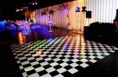 piso-xadrez-2x4m-8m-dj-pista-de-danca-tapete-quadriculado-D_NQ_NP_293611-MLB20582750354_022016-O